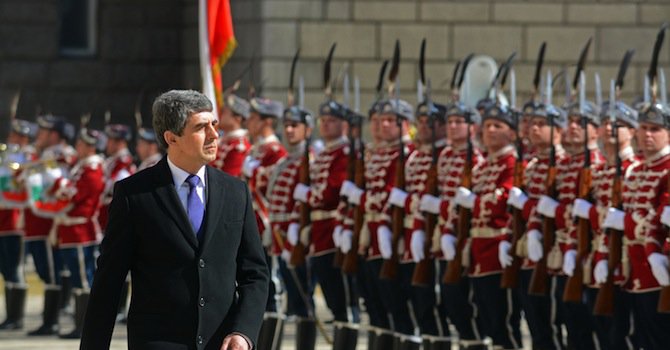 Президентът удостои с висше военно звание офицери от БА (видео)