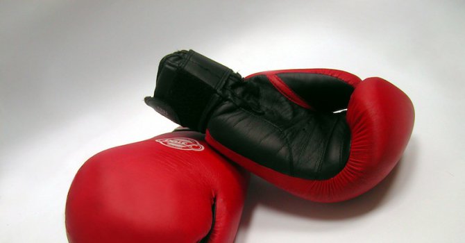 Тежък инсулт парализира шампион по бокс