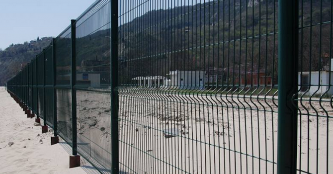 Бутнаха оградата на плажа в Кранево, строят обаче нова