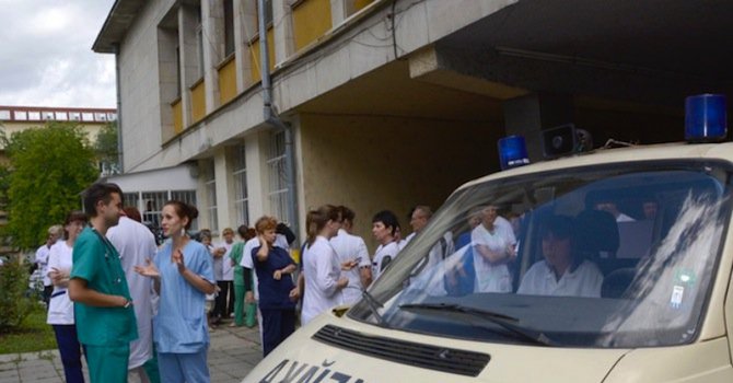 Лекари блокират общината в Пловдив