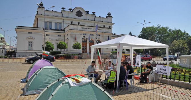 Полицаи и надзиратели ще строят палатков лагер пред НС