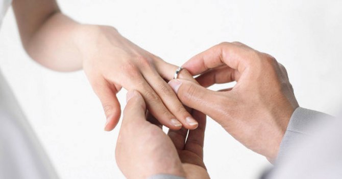 Предложиха брак на момиче по време на абитуриентския й бал (видео)