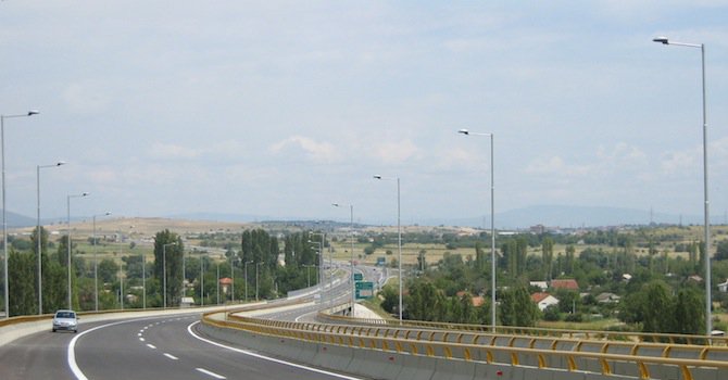 Български тир се обърна на пътя Куманово-Скопие