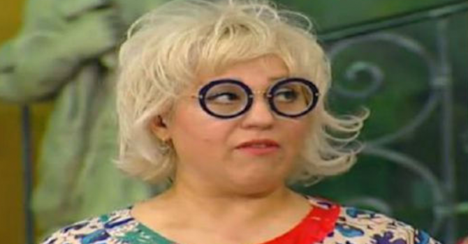 Джуджи шашна със смешни очила в ефир