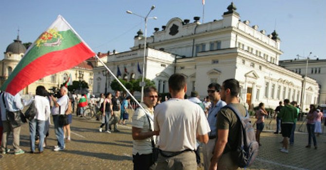 Пчеларите опушиха парламента в знак на протест (видео)