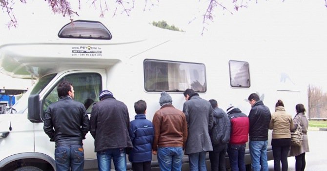 Заловиха 11 нелегални бежанци в кола на междуселски път