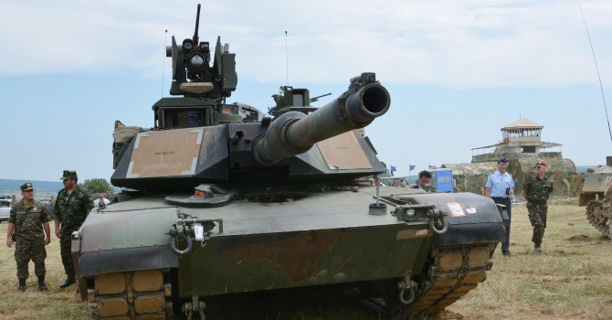 Танкове и артилерия идват в България през септември