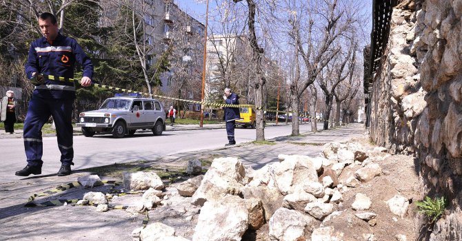 Вторият етаж на природо-математическата гимназия в Казанлък също се срути (видео)