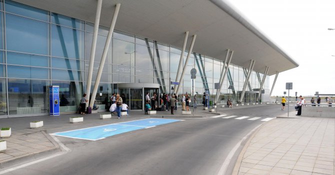 Хаос на летище София заради повреда на информационните табла