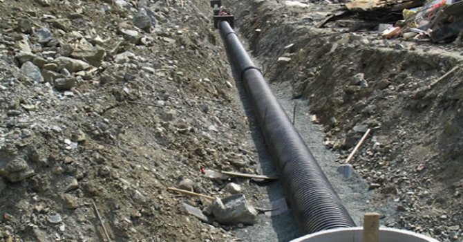 Махат незаконно прокарани водопроводни тръби в гърменско село