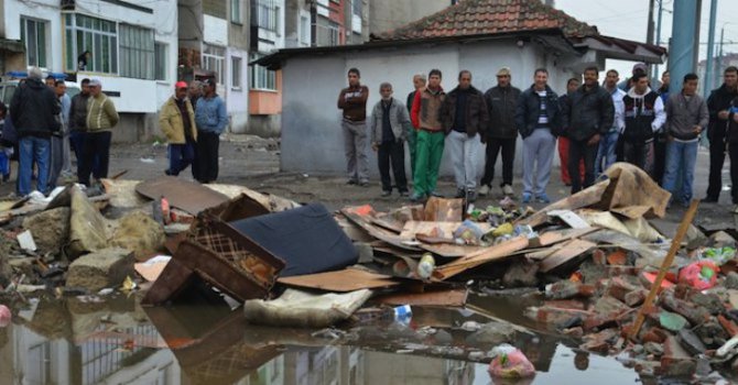Ромите в Столипиново се редят на опашки, за да си платят тока