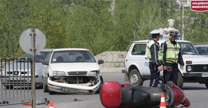 14-годишен прегази полицай с мотопед