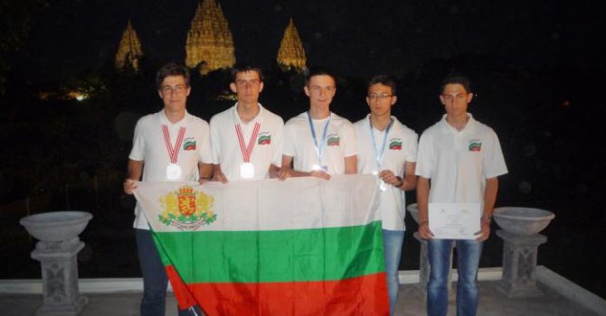 Българчета се завръщат с медали от олимпиада по астрономия и астрофизика (снимки)