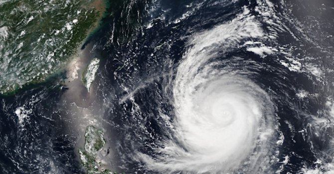 Тайфун удари Тайван, близо 2 млн. души са без ток (видео)