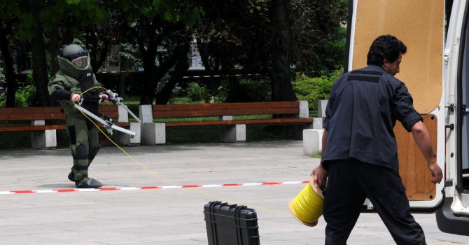 Изоставен куфар вдигна на крак полицията в София (обновена+видео)