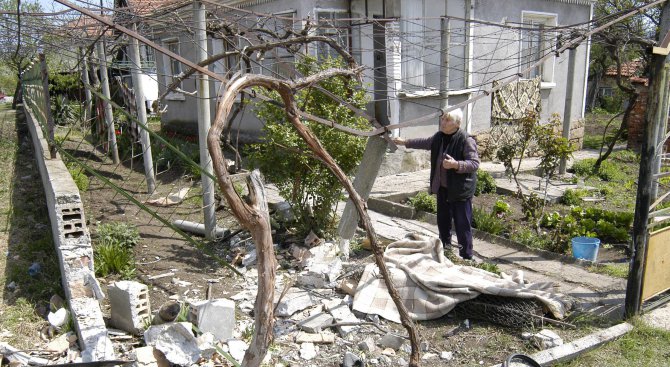 Шофьор се заби в оградата на къща, пострада собственикът на имота