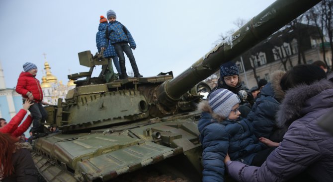 2-те страни в украинската война тренират деца-бойци (видео)