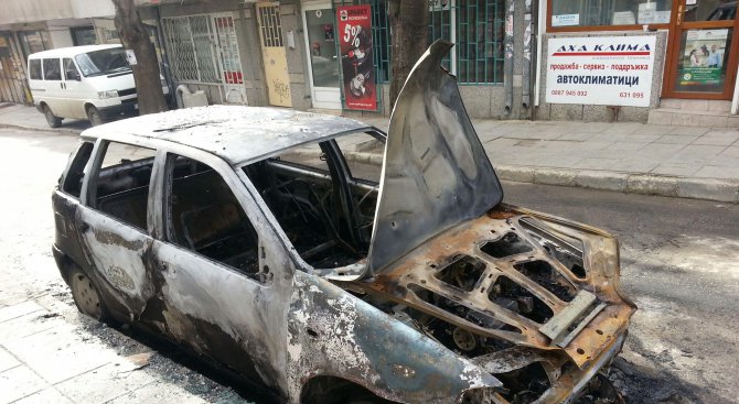 Кола се запали в движение в центъра на Варна