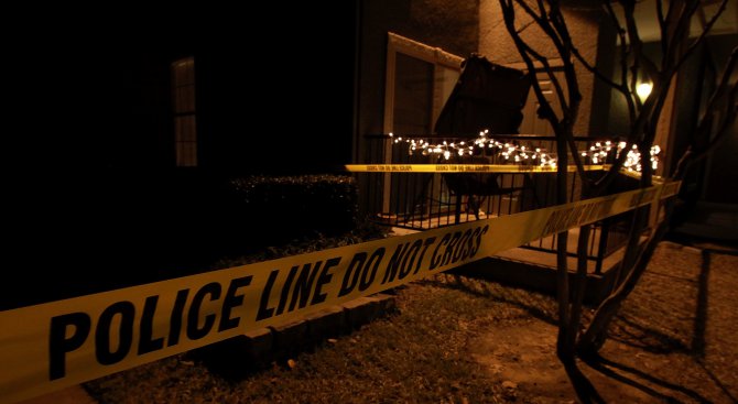 Мъж нападна с нож полицай в съд в Пенсилвания и бе убит