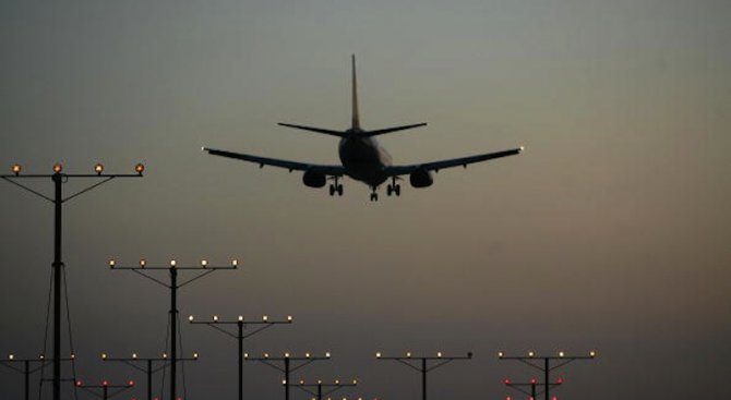 Самолет се приземи аварийно на летище София, отказал единият му двигател