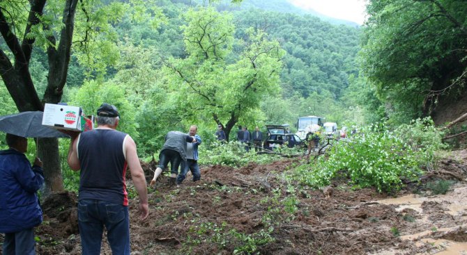 Свлачището на пътя Асеновград-Бачково все още е активно