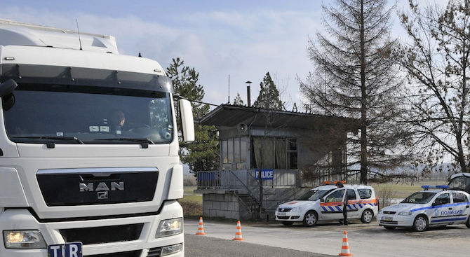 ТИР прегази служител на ДАИ по време на проверка, шофьорът е сърбин (обновена)