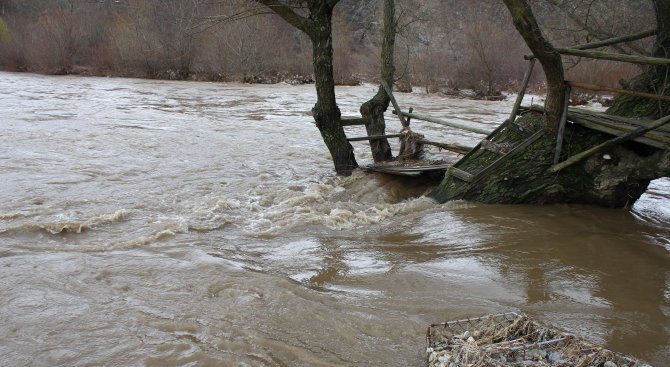 Нивото на река Осъм при Троян се е покачило с 60 см