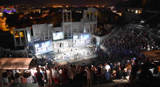 ''Улицата на живо'' триумфира в Античния театър