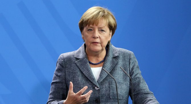 Меркел: Германия не може да се справи с имигрантите сама