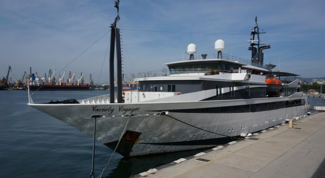 Луксозен пасажерски кораб пристигна във Варна (снимки)