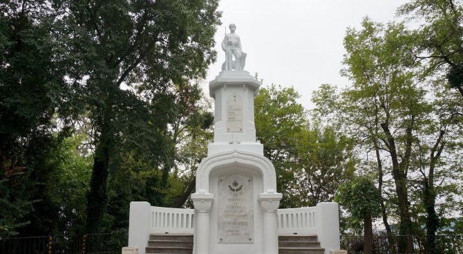 Реставрираха паметника на граничаря в Морската градина на Варна (снимки)