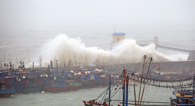 Тайфун вдигна 4 м вълни на Филипините