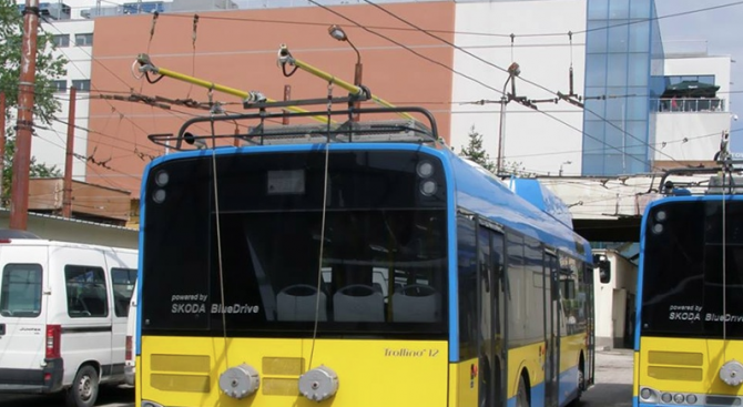Тролейбус и микробус са катастрофирали днес в Плевен