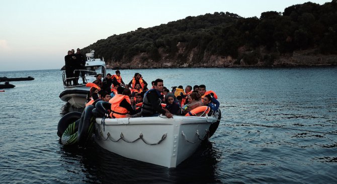 Две момченца и мъж се удавиха в Егейско море при опит да достигнат Европа (видео)