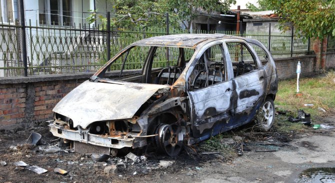 Кола изгоря напълно в бургаския квартал Сарафово (снимки)