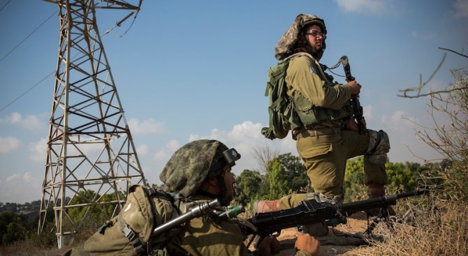 Палестинци тежко раниха израелски войник, застреляха ги
