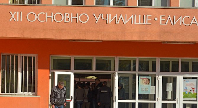 15-годишна ученичка беше убита в двора на Професионалната гимназия по икономика в Сливен (снимки)