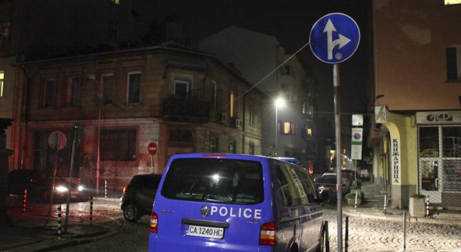 Мъж се застреля в дома си в центъра на София (снимки)