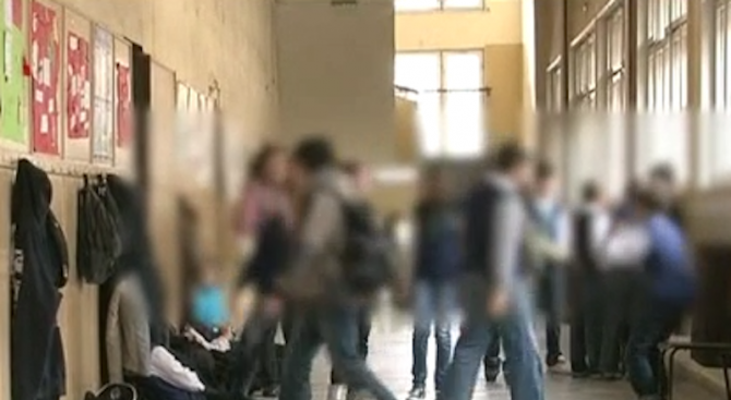 Цял клас отказва да ходи на училище заради агресивен ученик (видео)