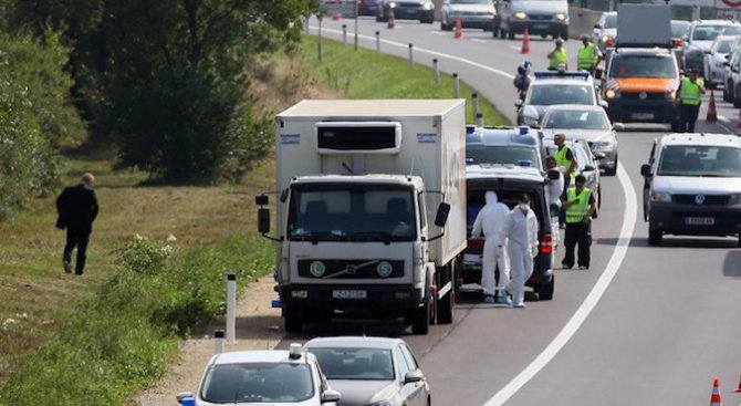 Идентифицираха 71-те бежанци, намерени изоставени в хладилен камион в Австрия