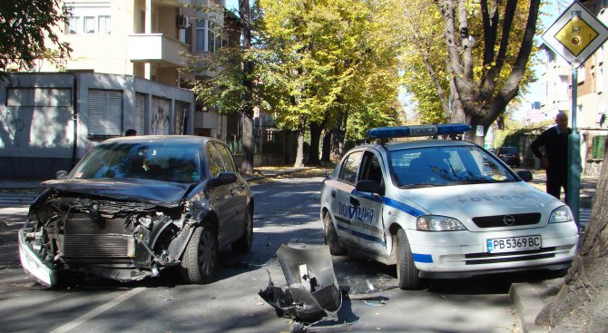 Младеж се заби в патрулка, пострада полицай (снимки)