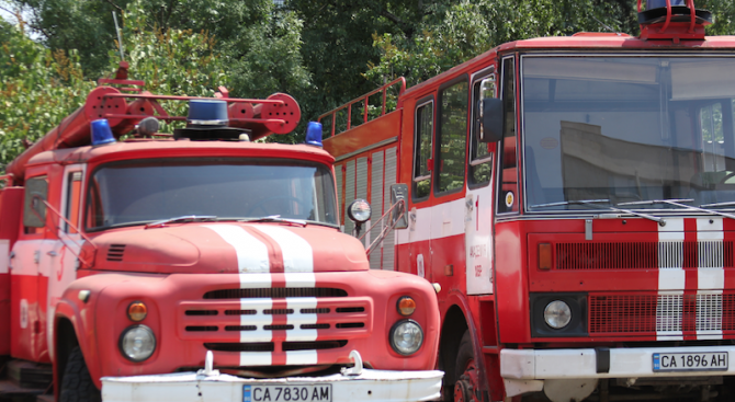 Доброволци и пожарникари гасиха пожар в Стара планина над Чипровци