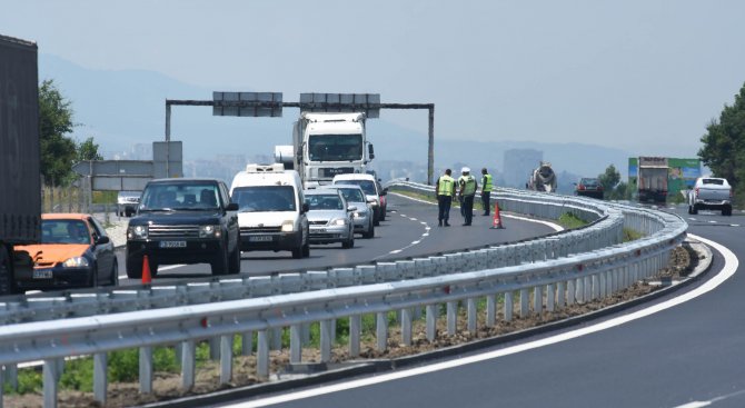 Ограничено е движението по изпреварващата лента при км 3 на автомагистрала &quot;Тракия&quot; в посо