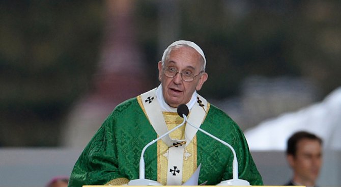 Папата разкритикува ужасната несправедливост на богаташкия елит към бедните