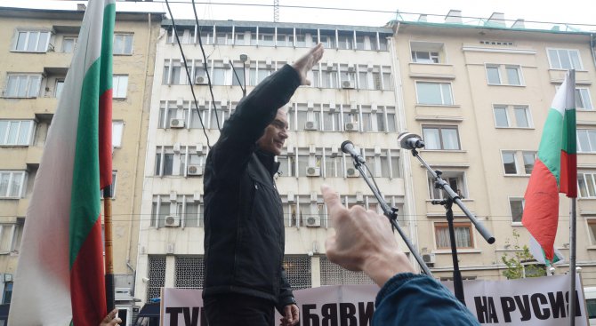 Полицаи и атакисти блокираха посолството на Турция. Сидеров обяви управниците ни са жалки и смешни (