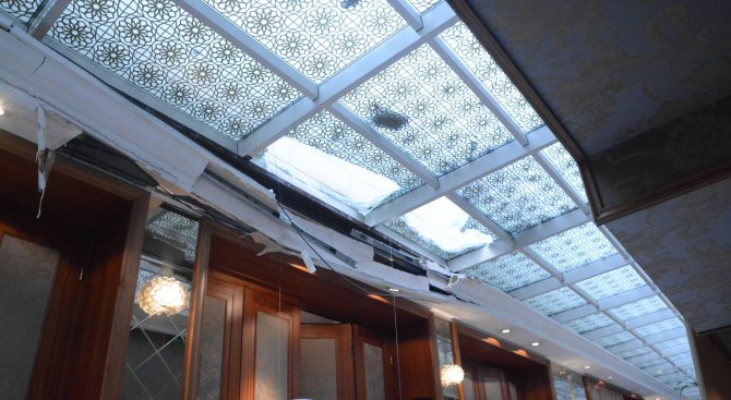Срути се стъклен покрив на хотел Шератон (галерия)