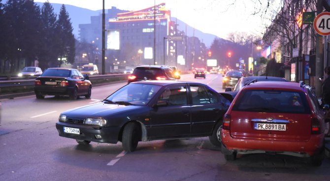 BMW и Нисан се удриха на столичен булевард (снимки)