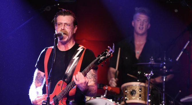 &quot;Eagles of Death Metal&quot; свириха за първи път след атентатите в Париж (видео)