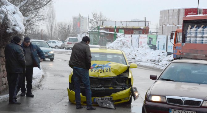 Такси се преобърна на пътя Стара Загора-Казанлък