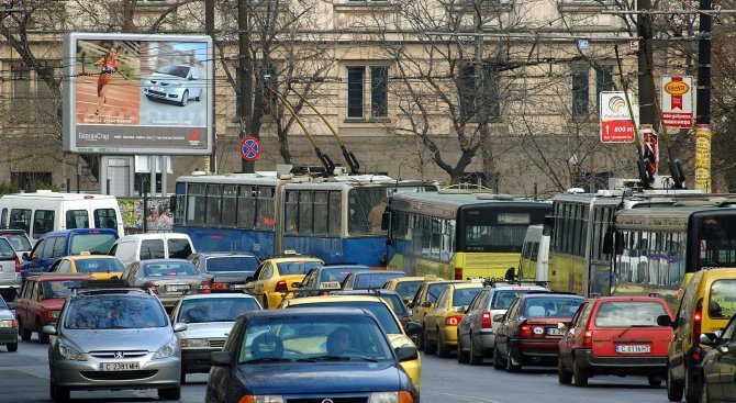 Огромни задръствания блокираха София ден преди голямото пътуване (видео)